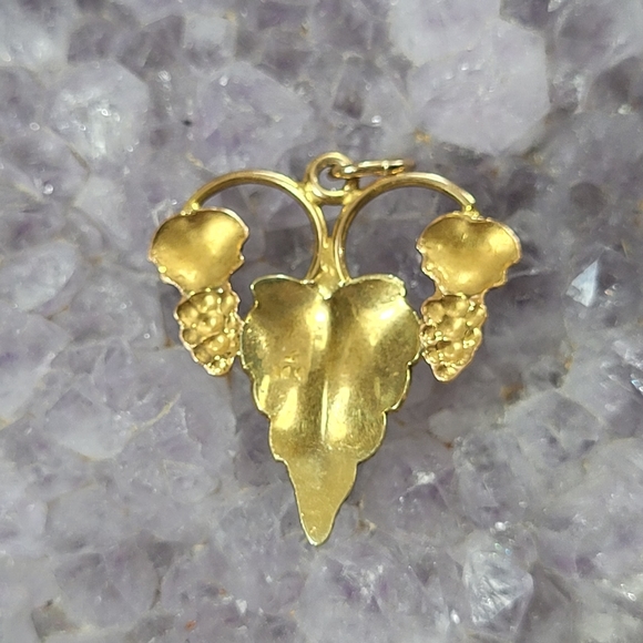 Vintage 10K Grape Vine Pendant. - Picture 2 of 7